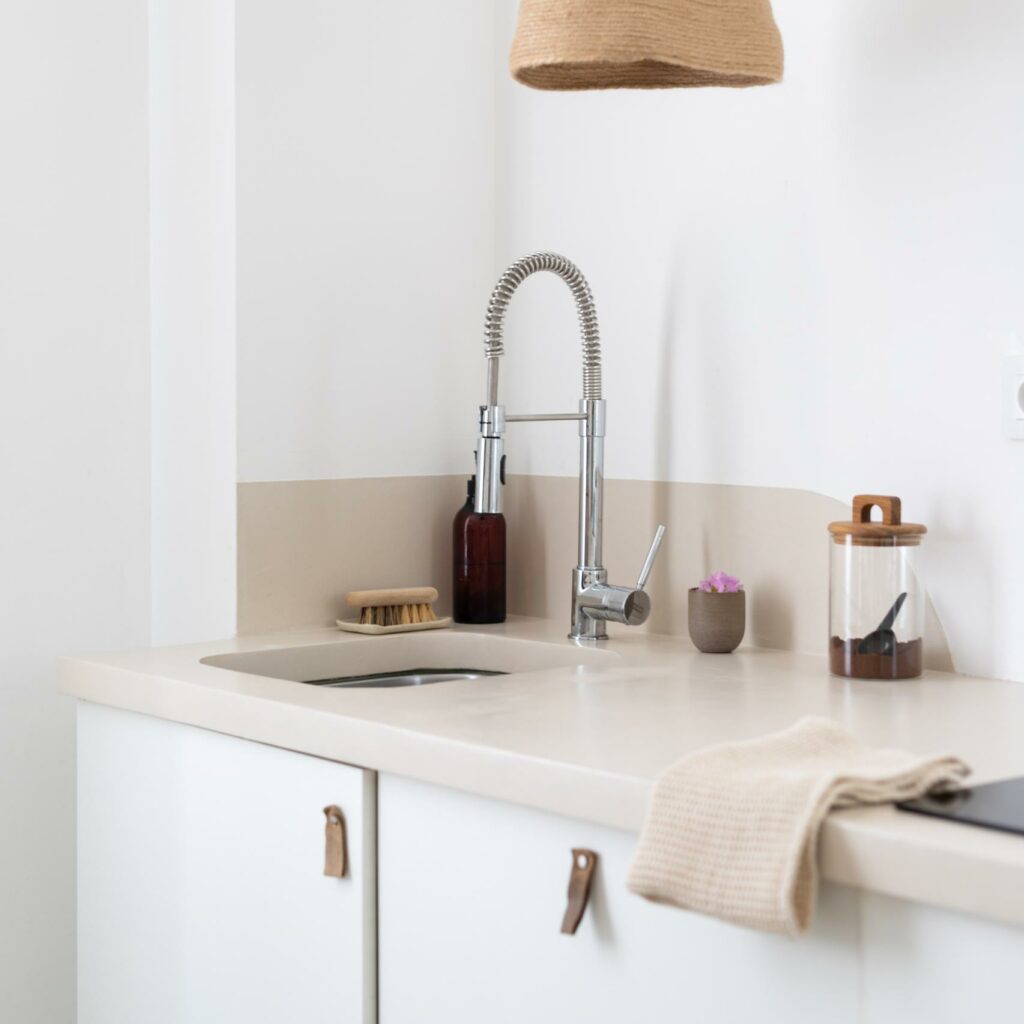 Cuisine style Wabi-Sabi très zen et moderne, les tons sont neutres avec des nuances de blanc et de beige.