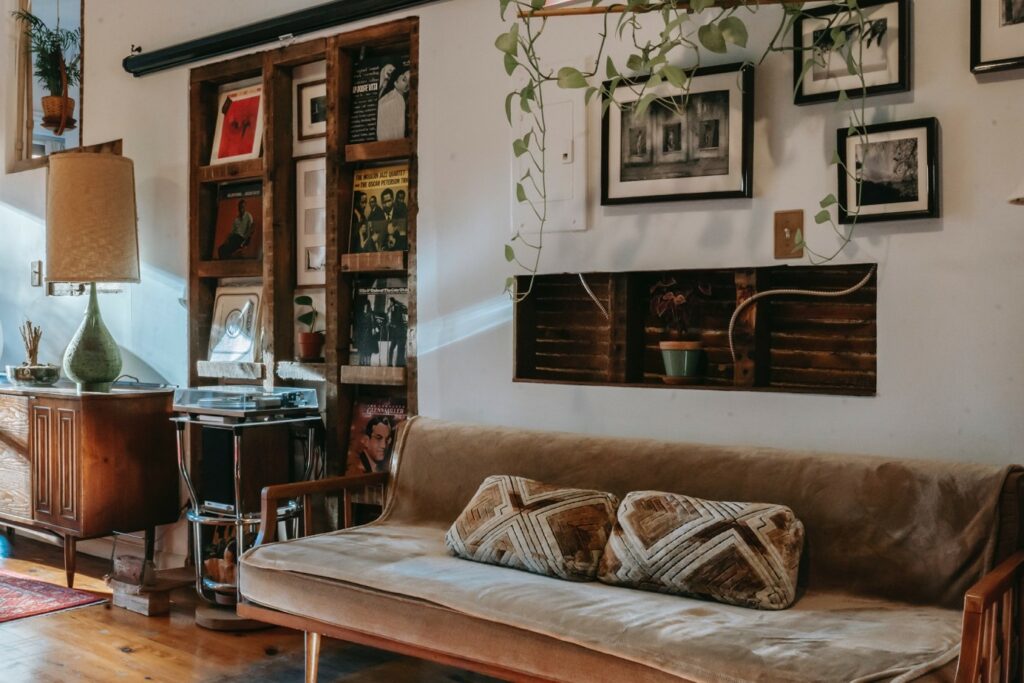 Intérieur "zen" avec un parquet et des meubles en bois anciens mais des murs blancs et des éléments modernes, c'est un séjour ou salon au style classique.