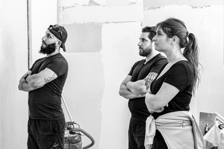 3 stagiaires du centre de formation Créaconcept qui observent la démonstration du formateur