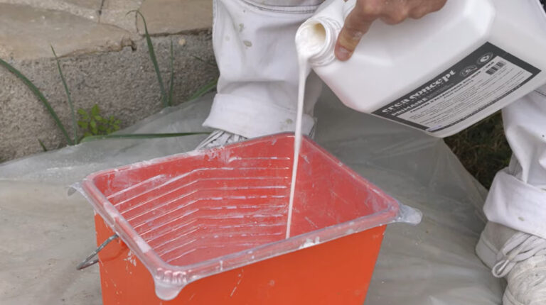 Appliquer la colle pour préparer votre surface