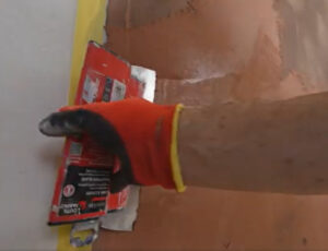 Application d'un mortier fibré à la lisseuse