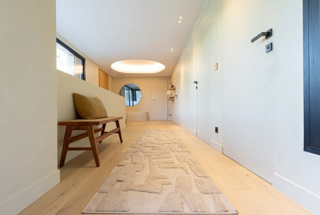 Entrée décorée sous inspiration wabi sabi avec un Badigeon d’argile effet chaux