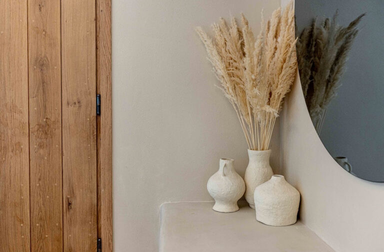 Entrée décorée sous inspiration wabi sabi avec de la chaux claire