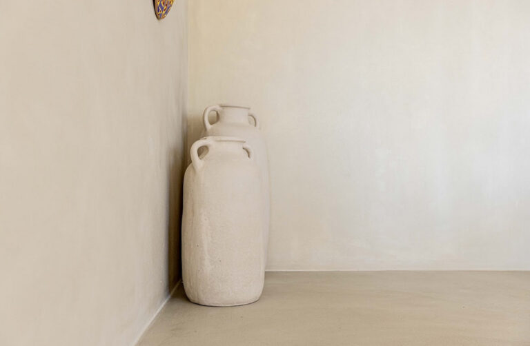 Entrée décorée sous inspiration wabi sabi avec de la chaux claire